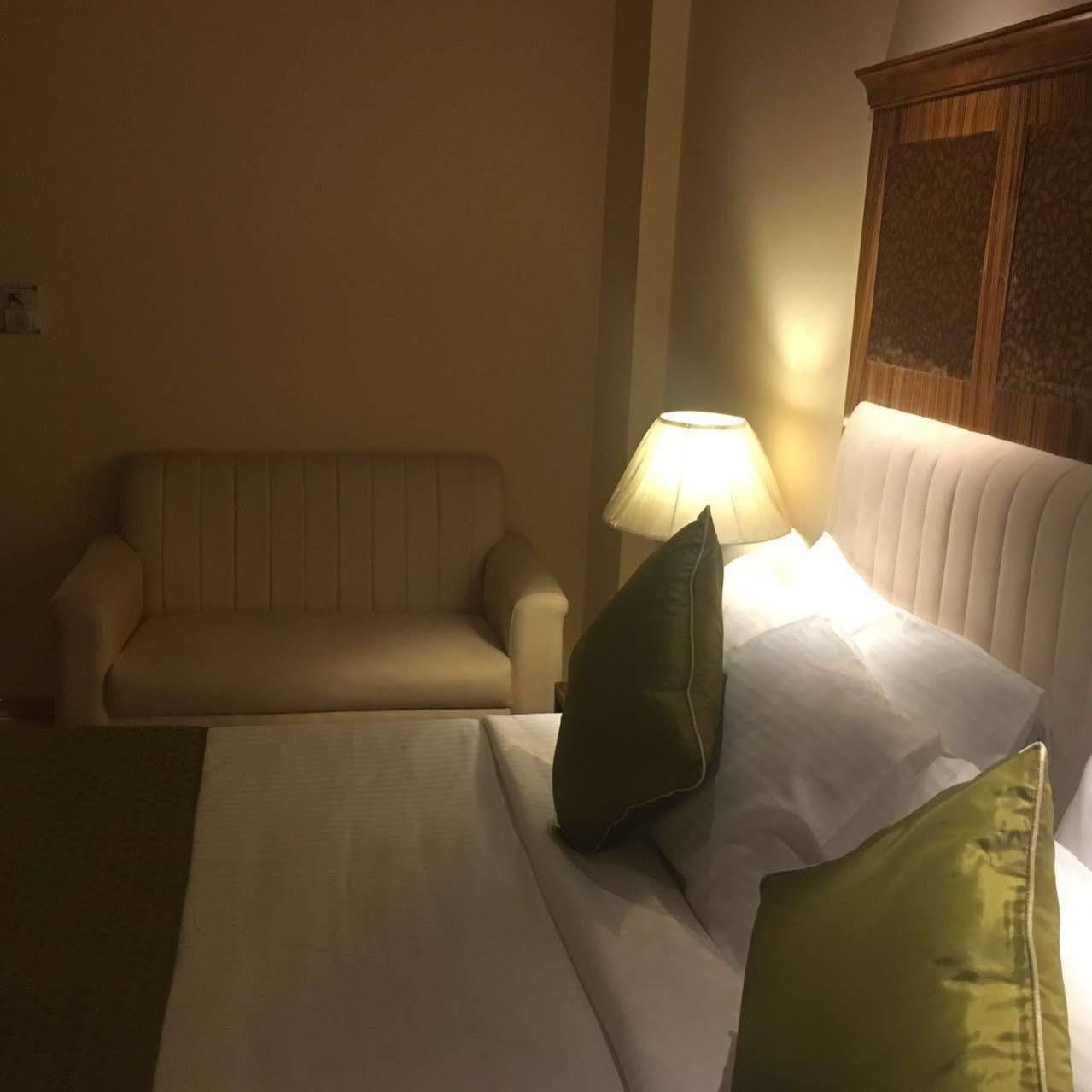 Hotel Clark International Delhi  Exterior foto