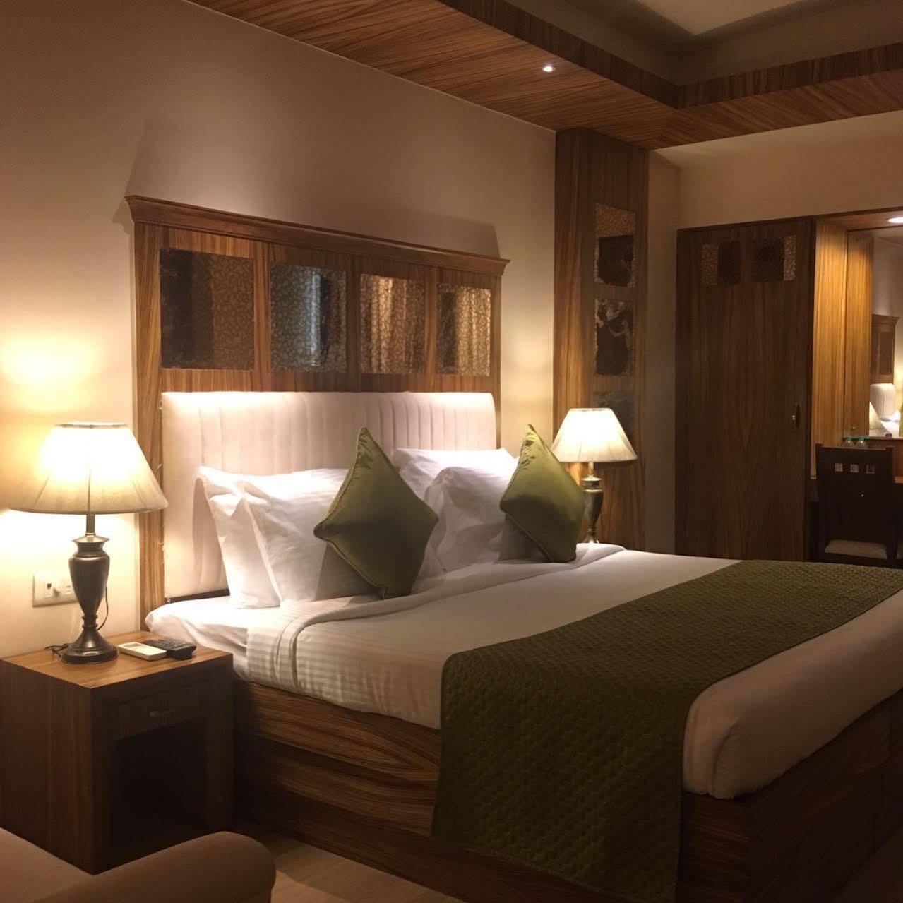 Hotel Clark International Delhi  Exterior foto